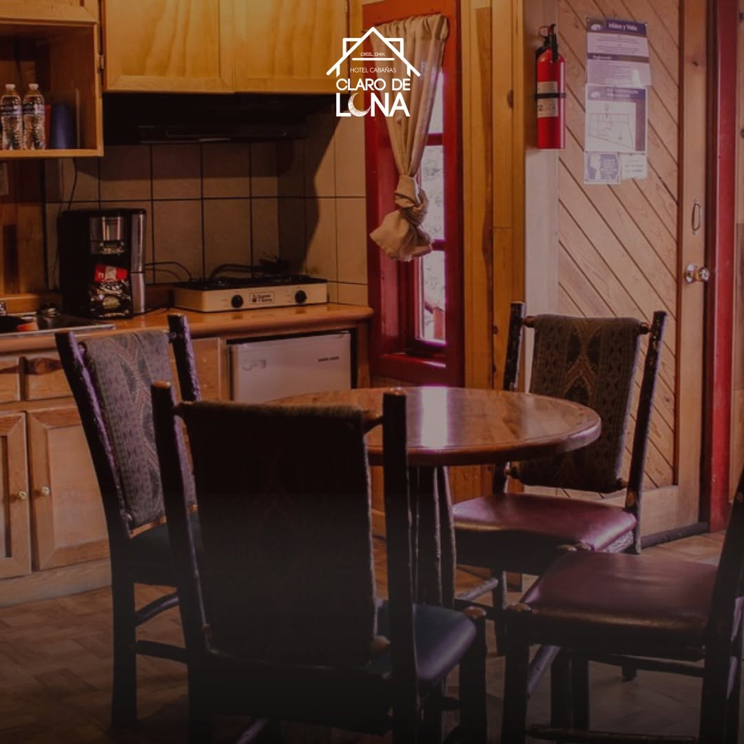 Área interior real con mesa, sillas y acabados de madera