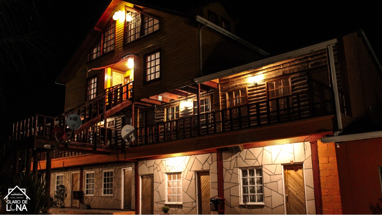 Exterior real de Hotel Cabañas Claro de Luna en Creel