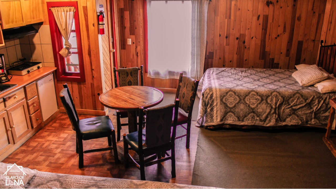Interior real en madera con mobiliario tradicional